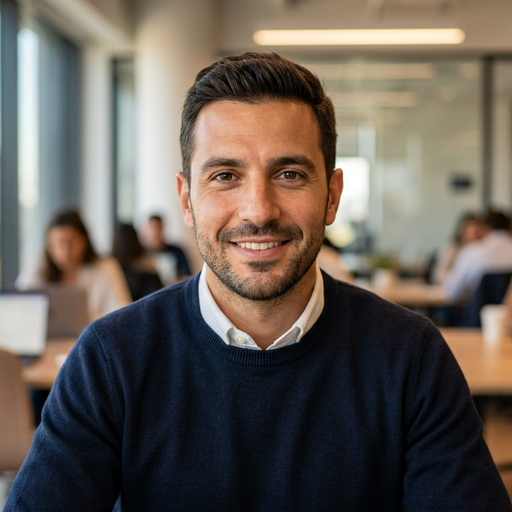 Portrait of Teseo Calvente, Head of Growth Research at Scraphex.